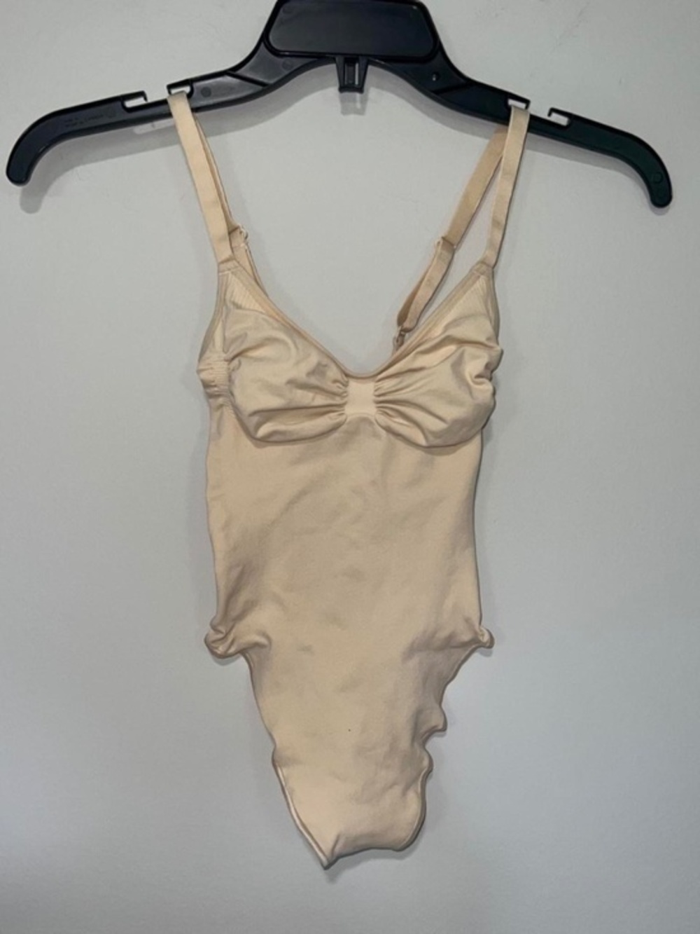 SKIMS SEAMLESS SCULPT THONG BODYSUIT SAND SMALL NEW WITHOUT TAG